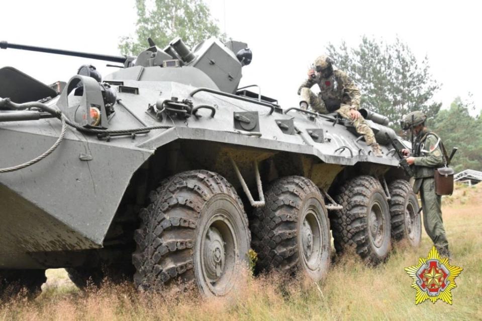 Ein Kämpfer der russischen Wagner-Söldnergruppe und ein belarussischer Soldat nehmen an einem gemeinsamen Training auf dem Brester Truppenübungsplatz außerhalb von Brest, Belarus, teil. - Copyright: Belarus Ministry of Defence/Handout via REUTERS