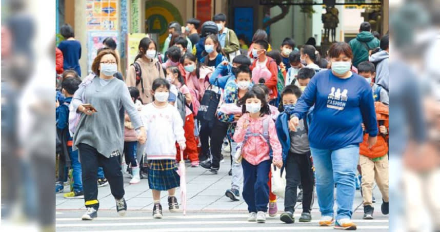 有教育團體表示，根據問卷調查有84％家長希望即日起遠距教學以度過疫情高峰，不過教育部表示不會宣布這種政策。（圖／報資料照）