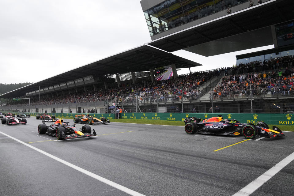 Max Verstappen (derecha) y su compañero de Red Bull Sergio Pérez en la largada del sprint del Gran Premio de Austria, el sábado 1 de julio de 2023, en Spielberg, Austria. (AP Foto/Darko Vojinovic, pool)