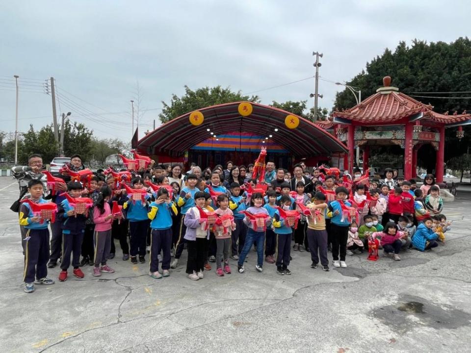 鹿草國小學童在圓山宮前製作小火馬，盼延續放火馬文化活動。（記者張翔翻攝）