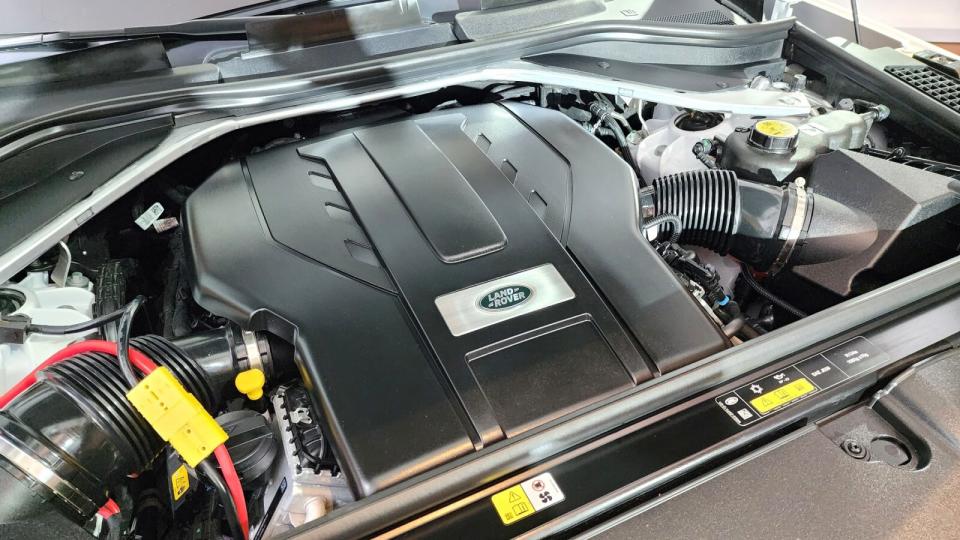 全新搭載4.4升V8雙渦輪增壓汽油引擎，擁有530hp、76.5kgm最大動力輸出，0~100 km/h加速僅需4.6秒(長軸版4.7秒)。