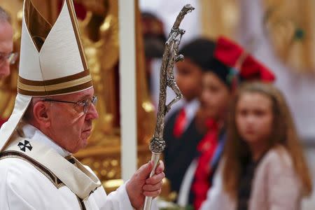 Pope Francis arrives to lead the Christmas night Mass in Saint Peter's Basilica at the Vatican December 24, 2016. REUTERS/Tony Gentile