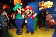 <b>5 – Videogiochi Super Mario Bros.</b><br> Anche se fittizi, i fratelli Mario e Luigi sono diventati gli idraulici italiani più famosi nel mondo. Protagonisti di videogiochi che hanno fatto epoca, i Mario Bros. sono riusciti a farsi amare così tanto dal pubblico che le vendite dei loro giochi hanno superato i <b>262 milioni di unità</b>. Sembra lontanissimo il tempo della sua prima apparizione del più anziano dei fratelli, Mario, nel videogioco Donkey Kong del 1981. Eppure il successo continua, per la gioia dei fan.