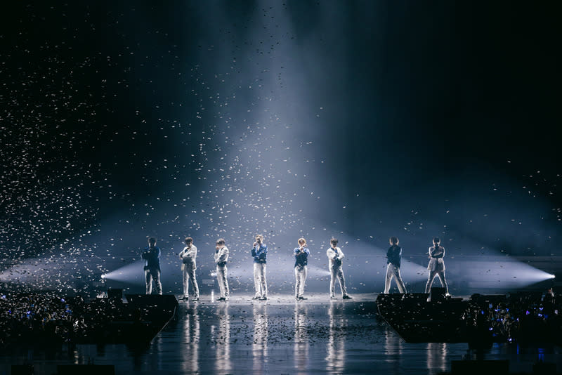 Super Junior嗨翻高雄巨蛋（2） 韓國團體Super Junior 28日晚間在高雄巨蛋舉辦最後一 場Fan Party，感性告白台灣粉絲，「只要你們一直站 在我們身邊，我們就會一直握著你們的手」。 （讀者提供） 中央社記者葉冠吟傳真  113年1月28日 