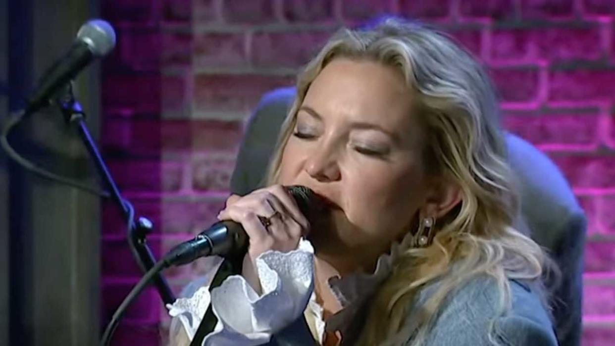  Kate Husdon singing on the Howard Stern Show. 
