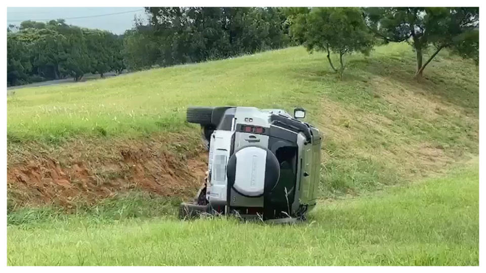 就算是以越野性能著稱的Defender車系，也沒辦法保證不會翻車。(圖片來源/ 翻攝網路)