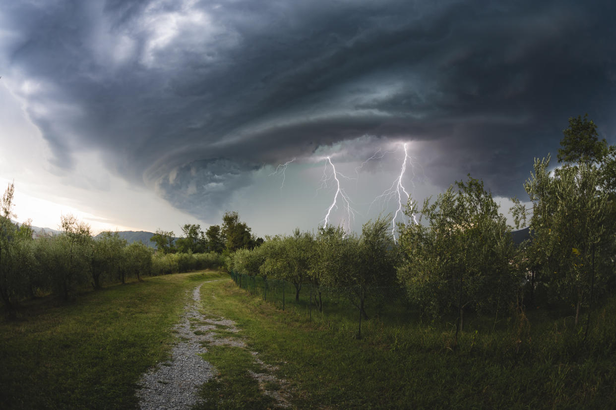 Nach dem sommerlichen Frühling kommt nun der Temperatureinbruch - samt Gewittern und womöglich sogar Tornados (Symbolbild: Getty Images)