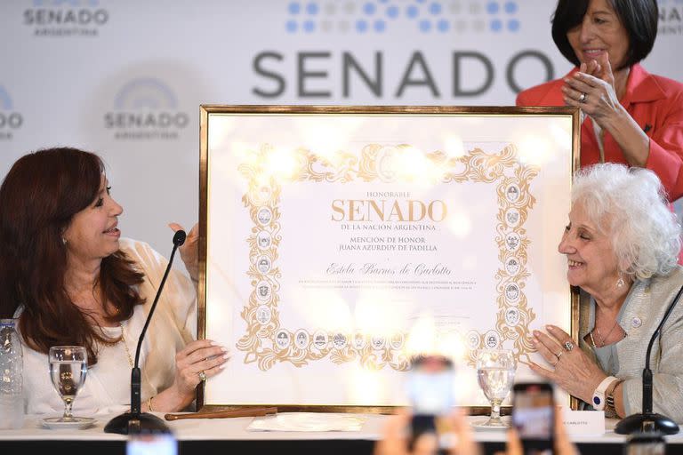 Cristina Kirchner junto a Estela de Carlotto, durante la entrega de la mención de honor Juana Azurduy