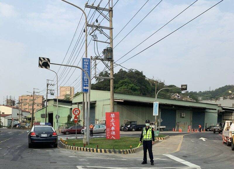 為了讓民眾掃墓、祭祀更加便利，新北市警局交通大隊表示，從3月16日起，至4月7日止，陸續啟動140處清明祭祀服務站、34條接駁專車路線，讓民眾方便掃墓，還在3月23日、24日、30日、31日及4月4至7日在各區公墓主要路口，進行交通管制。   圖：新北市警局交通警察大隊／提供