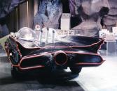 Nicht erst in den modernen "Batman"-Kinofilmen sorgte das Fahrzeug des Dunklen Ritters für Aufsehen: Schon die "Batman"-Serie aus den 60er-Jahren konnte mit einem futuristischen Flitzer aufwarten - inklusive Raketenantrieb mit Sparflamme.