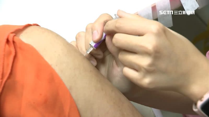 陳志金醫師說，打疫苗就是在體內注射「假想敵」，讓身體的免疫系統演練。