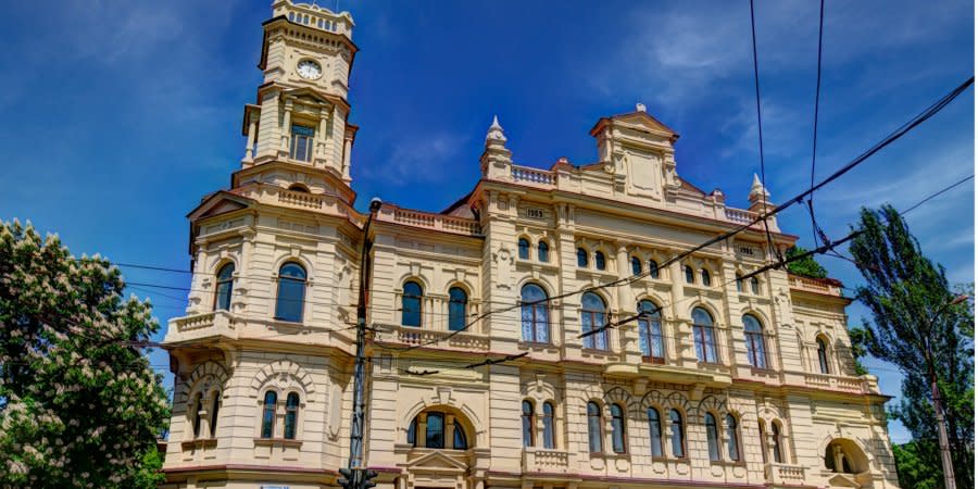 In Kherson, the Russians used trucks to remove exhibits and property from the art museum