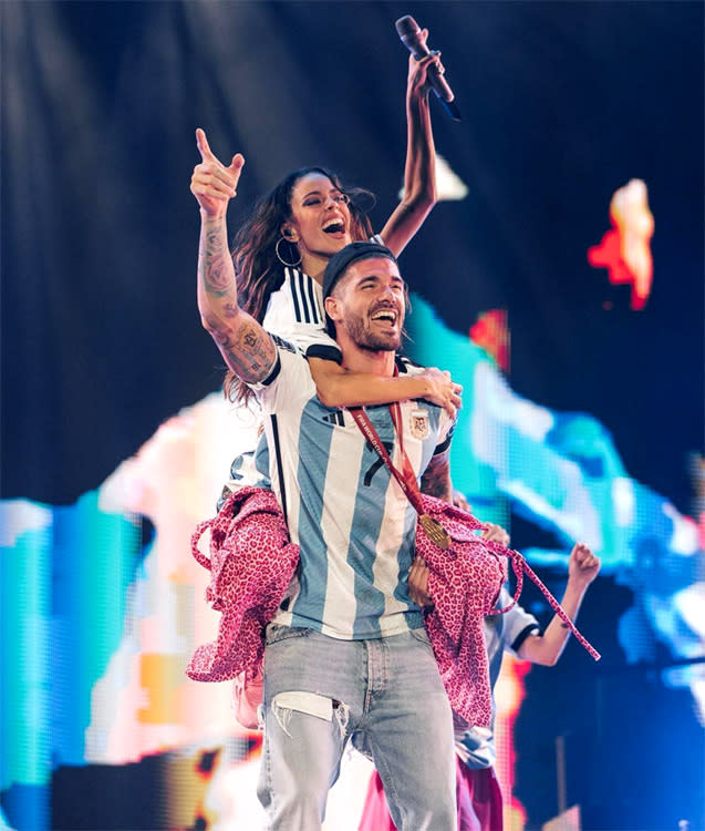 Rodrigo de Paul y Tini Stoessel celebran el Mundial