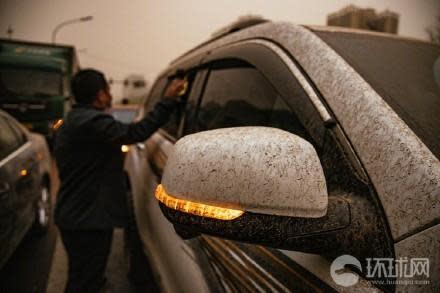 北京路邊的汽車，整個都是泥，讓駕駛很頭痛。（翻攝環球網）