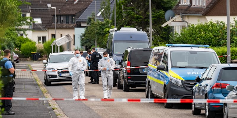 Polizei und Spurensicherung sind vor einem Haus im Ortsteil Kohlheck im Einsatz.<span class="copyright">dpa</span>