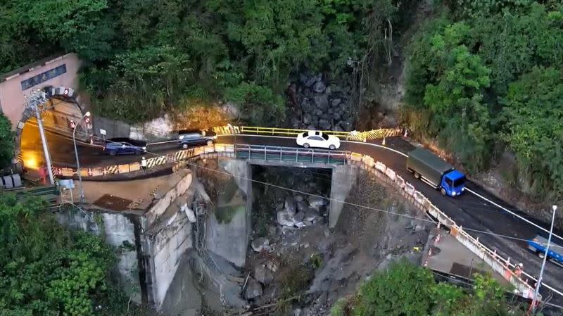 台9線下清水橋被地震震毀，鋼便橋6日搶通完成。（圖／公路局 提供）