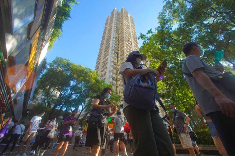 香港民眾7月12日參與民主派初選，這也是「港版國安法」過關後的首次投票。（美聯社）