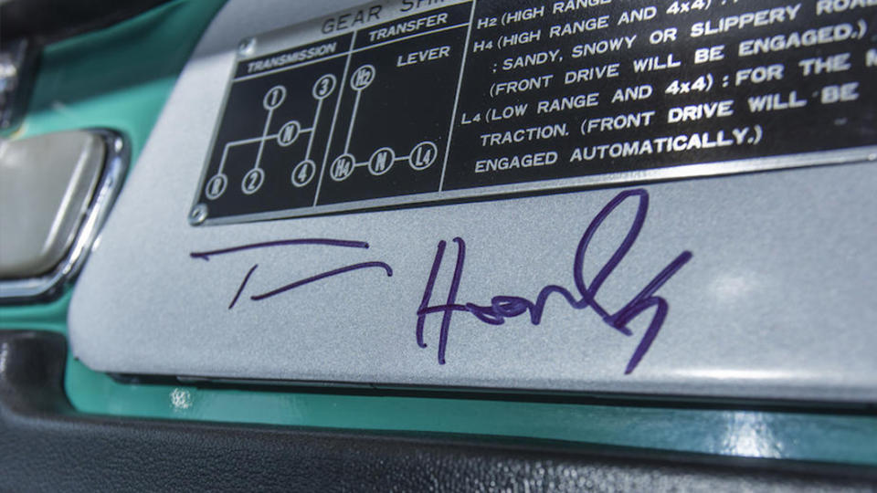 這台FJ40車上也有著Tom Hanks親筆簽名來驗明正身。（圖片來源/ bonhams）