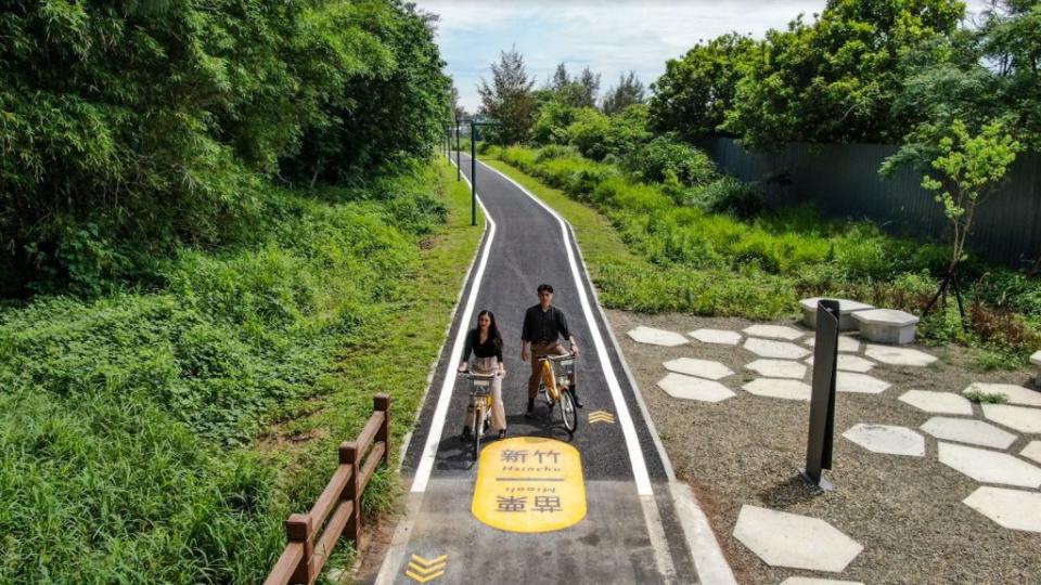 新竹市竹苗自行車道將於七日開放，可一路從新竹市的景點接往苗栗，竹市府也特別設置「竹苗交界標線」，邀請大家前往打卡。(記者曾芳蘭攝)