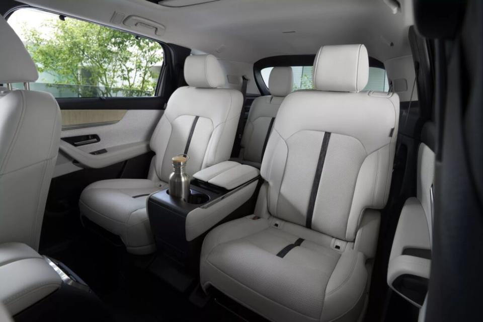 第二排空間擁有兩張獨立座椅或者是一整排三個座位的配置。(圖片來源：Mazda)