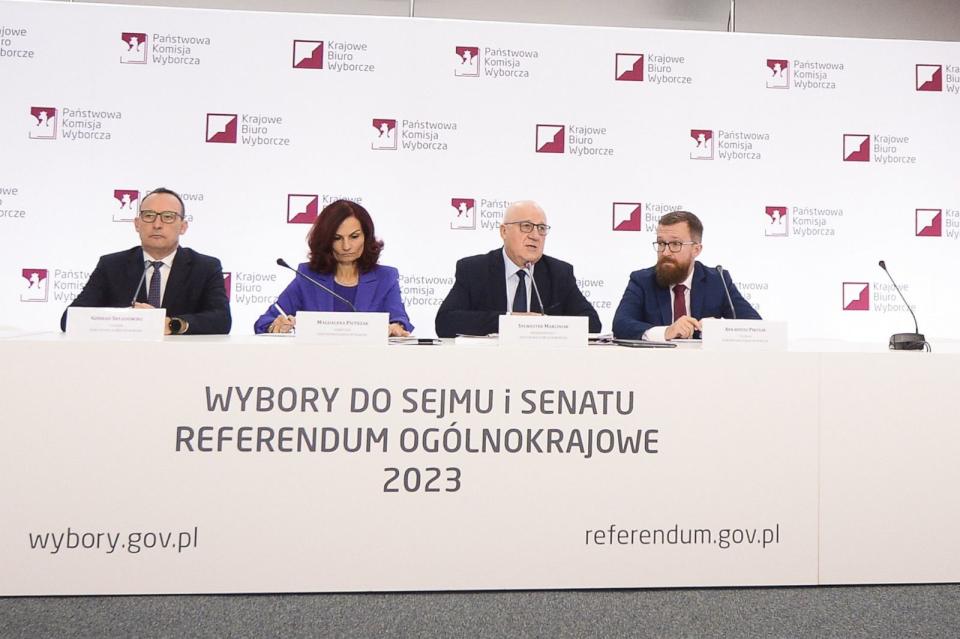 FOTO: Członkowie Państwowej Komisji Wyborczej (PKW) Konrad Składowski, Magdalena Pietrzak, Sylwester Marciniak i Arkadiusz Pikulik na konferencji prasowej po wyborach parlamentarnych w Warszawie, 16 października 2023 r.  (Marcin Obara/EPA-EFE/Shutterstock)