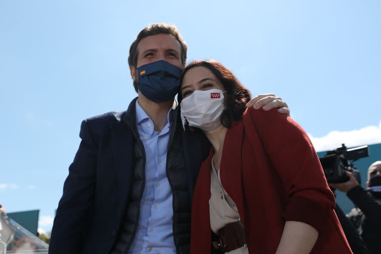 La presidenta de la Comunidad de Madrid, Isabel Díaz Ayuso, junto al presidente del PP, Pablo Casado, durante un acto electoral en el Gran Parque Felipe VI de Majadahonda