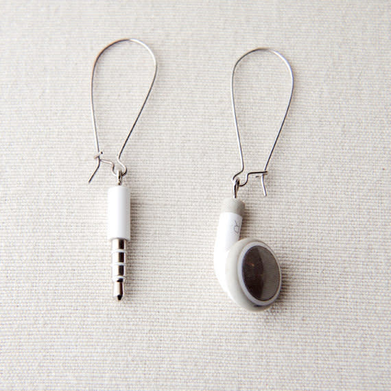 These earrings made from iPhone earbuds actually look amazing and we’re dying for a pair