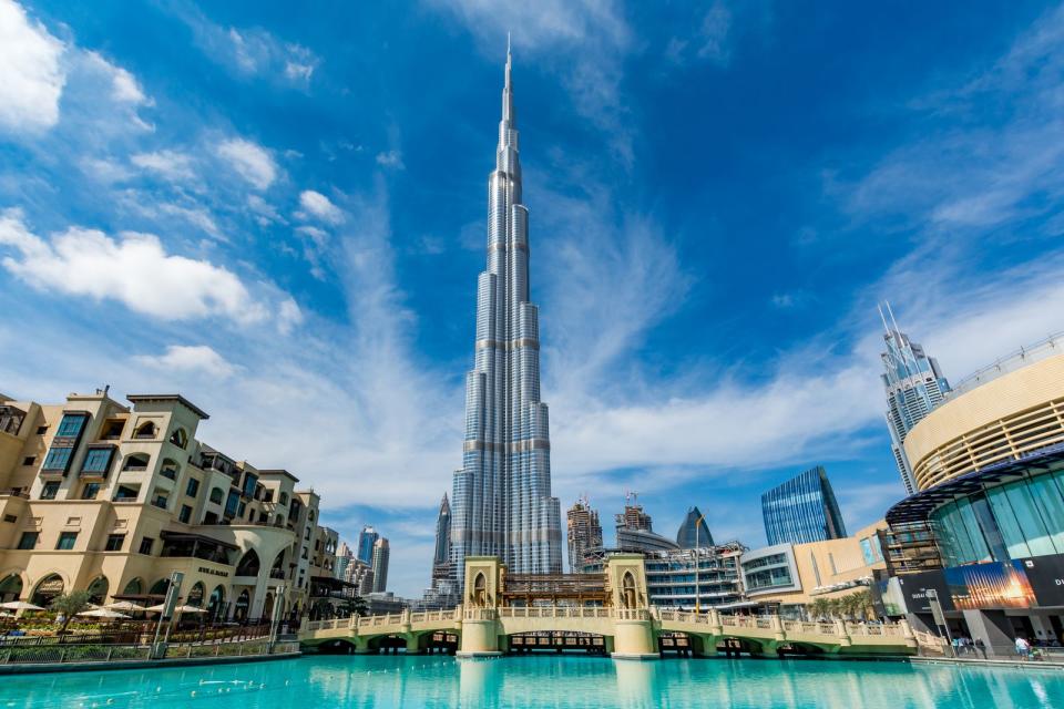 <p>Mit einer Höhe von 828 Metern ist der Burj Khalifa aktuell das höchste Bauwerk der Welt. Er verfügt über 163 Stockwerke und eine Aussichtsplattform auf dem 148. Stockwerk, von der aus man einen atemberaubenden Blick auf Dubai hat. Die Baukosten sollen rund 1,5 Milliarden US-Dollar betragen haben. (Bild: iStock / FevreDream)</p> 