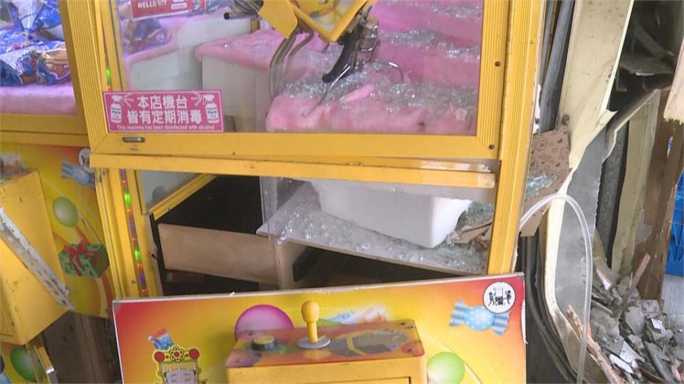 疑與丈夫吵架釀禍　她開車載6歲兒夜撞夾娃娃機店