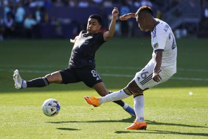 Houston Dynamo midfielder Memo Rodríguez (8) defends against Los Angeles Galaxy midfielder Efrain Alvarez.