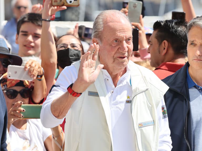 Juan Carlos, vitoreado a su llegada al Club Náutico de Sanxenxo 