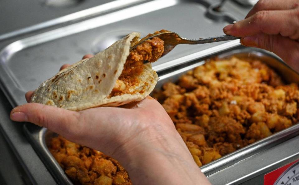 Una gordita rellena de papas con chorizo en Lucy's Gorditas, en Fresno, el miércoles 19 de abril de 2023.