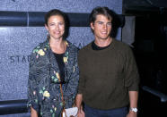 <p><a href="https://es.vida-estilo.yahoo.com/cambiado-mimi-rogers-primera-esposa-tom-cruise-070034525.html" data-ylk="slk:Mimi Rogers;elm:context_link;itc:0;sec:content-canvas;outcm:mb_qualified_link;_E:mb_qualified_link;ct:story;" class="link  yahoo-link">Mimi Rogers</a> fue la primera esposa del intérprete. La pareja de actores pasó por el altar el 9 de mayo de 1987, pero en 1989 iniciaron los trámites de divorcio y, un año después, ya estaban oficialmente solteros. (Foto: Ron Galella Ltd / Getty Images)</p> 