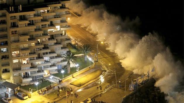 High waves pounded Chile's coastline from Arica to Los Lagos on January 25. Photo: REUTERS/Rodrigo Garrido