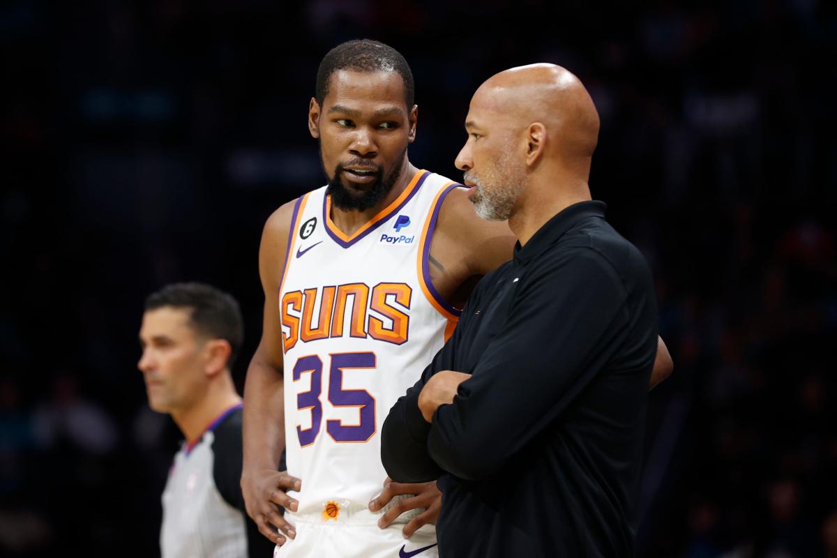 Kevin Durant makes Phoenix Suns debut in win over Charlotte Hornets - Yahoo  Sports