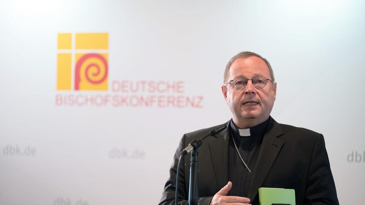 Georg Bätzing, Bischof von Limburg und Vorsitzender der Deutschen Bischofskonferenz, spricht zu Beginn der Herbstvollversammlung in Fulda.