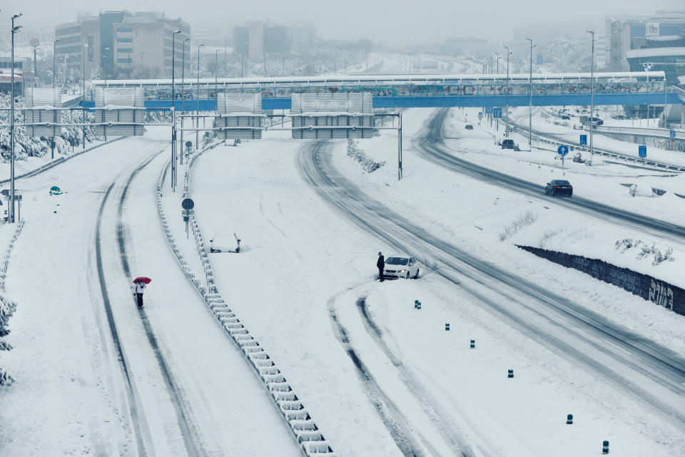 Conducir cualquier vehículo por carretera supone un riesgo extremo debido a la capa de hielo que cubre el asfalto. Foto: Getty Creative.