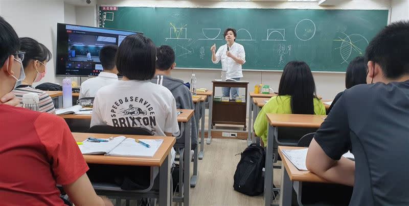  黃君老師分析物理必考重點。（圖／巨擎升大學教育中心執行長顧全提供）