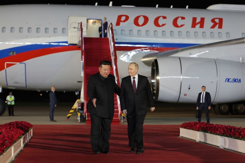 North Korean leader Kim Jong-un (L) welcomes Russian President Vladimir Putin upon his arrival in Pyongyang for a state visit. -/KCNA via YNA/dpa