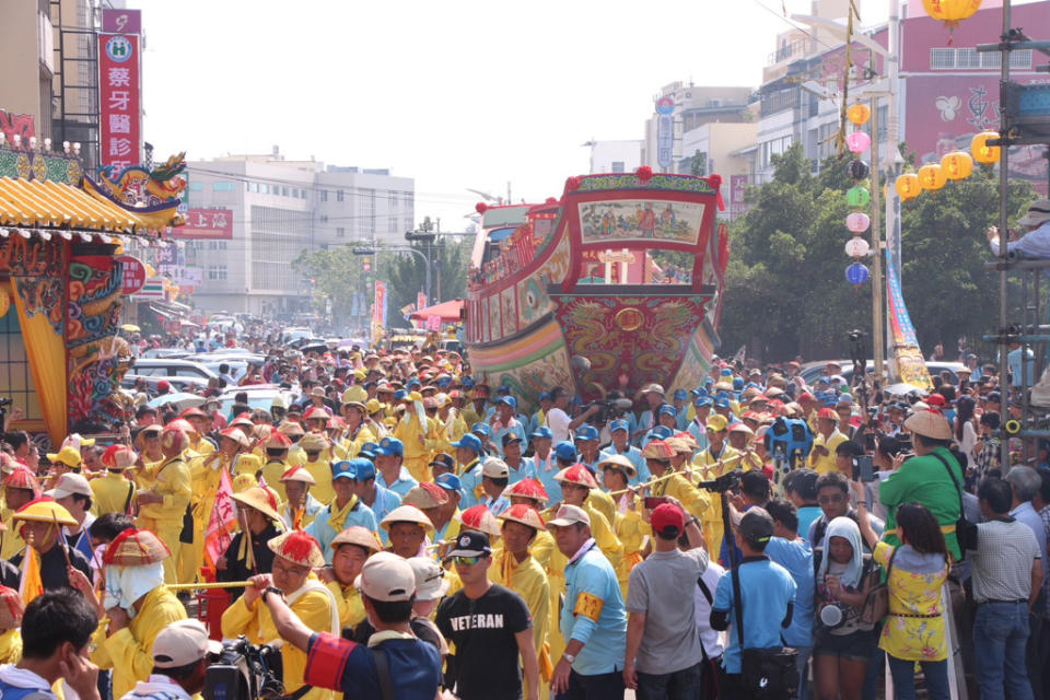 東港迎王平安祭(28)震撼登場，萬名信眾湧入。（蕭受發提供）