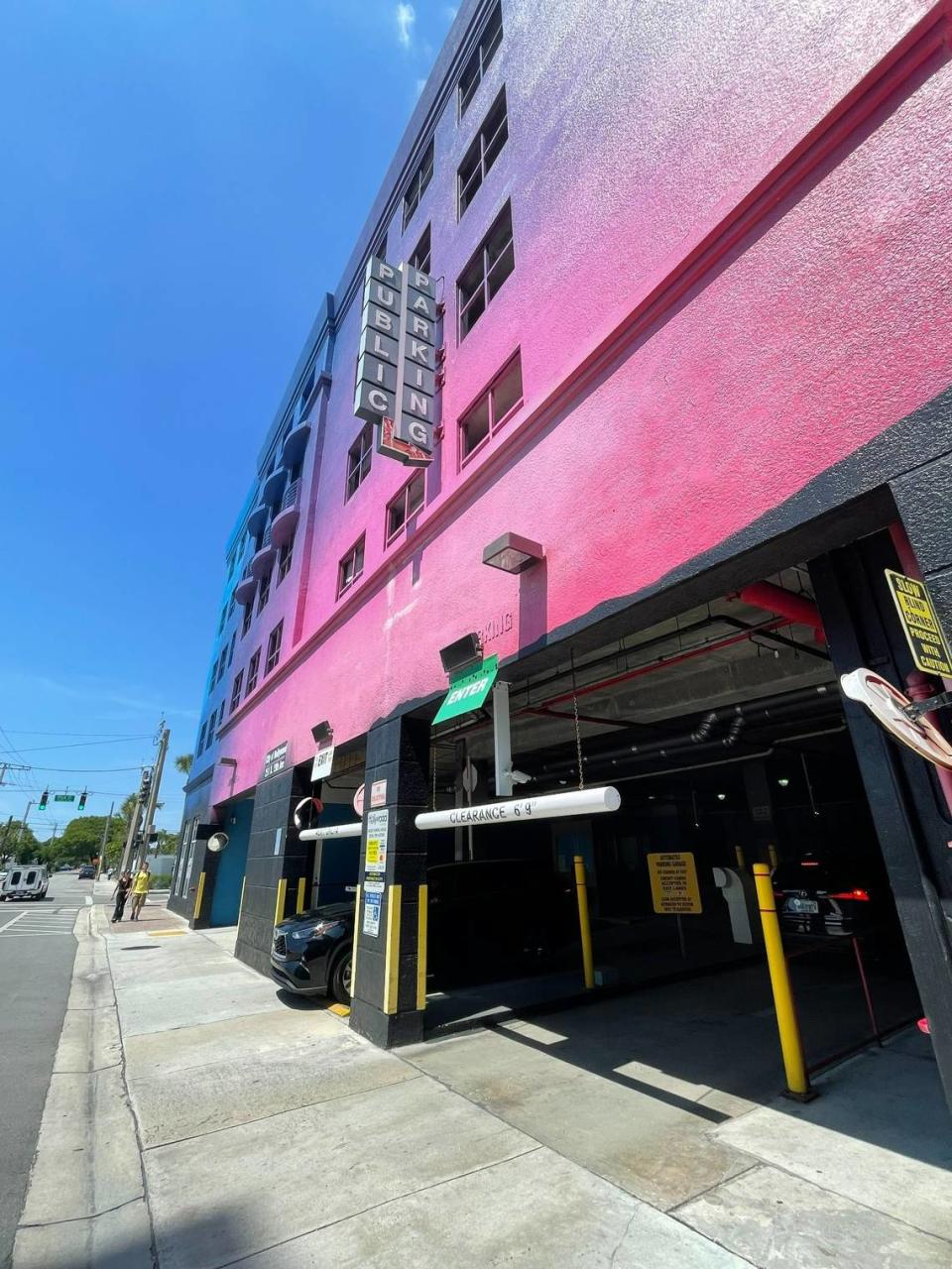 A vehicle exits a parking garage at Polk Street and N 19th Avenue in Hollywood, Florida on May 9, 2023. Omar Rodríguez Ortiz