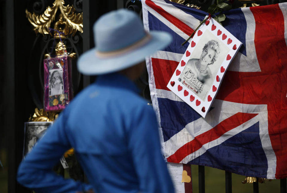 <p>A passer-by looks at tributes left in honor of the late Princess Diana outside Kensington Palace on the 19th anniversary of her death in Paris after a car crash, in London, Britain Aug. 31, 2016. (Photo: Peter Nicholls/Reuters)</p>