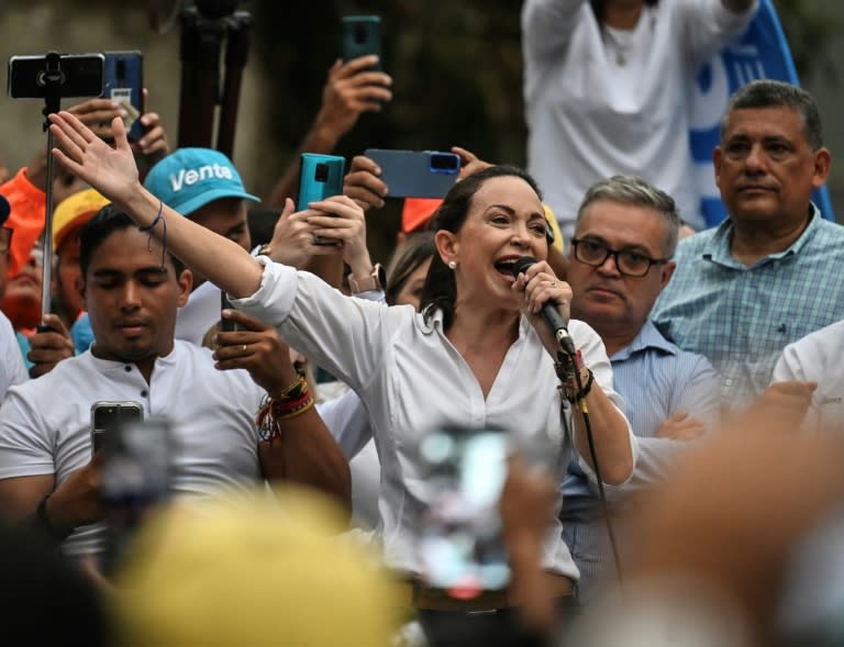 La liberal venezolana María Corina Machado, imposibilitada de inscribirse en las presidenciales del 28 de julio por una inhabilitación impuesta por la Contraloría, le habla a seguidores en recorridos por Venezuela (Juan BARRETO)