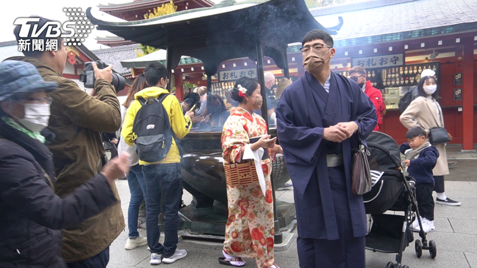 無論國內外旅客許多人會租借和服來到淺草寺。（圖／葉韋辰攝）