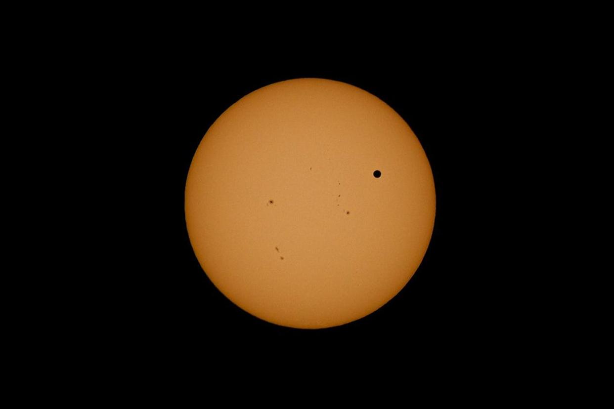 Tránsito de Venus ante el disco solar del 5 de junio de 2012. <a href="https://commons.wikimedia.org/wiki/File:Venus_Transit_on_2004-06-08.jpg" rel="nofollow noopener" target="_blank" data-ylk="slk:Wikimedia Commons/Brian Sims;elm:context_link;itc:0;sec:content-canvas" class="link ">Wikimedia Commons/Brian Sims</a>, <a href="http://creativecommons.org/licenses/by-sa/4.0/" rel="nofollow noopener" target="_blank" data-ylk="slk:CC BY-SA;elm:context_link;itc:0;sec:content-canvas" class="link ">CC BY-SA</a>