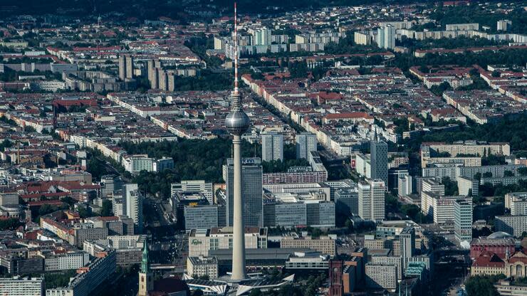 ARCHIV - 28.06.2019, Berlin: Der Fernsehturm überragt alle Gebäude rund um den Alexanderplatz. (zu 