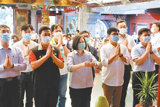 蔡英文總統6日下午前往岡山壽天宮參拜，祈求風調雨順、國泰民安。（林雅惠攝）