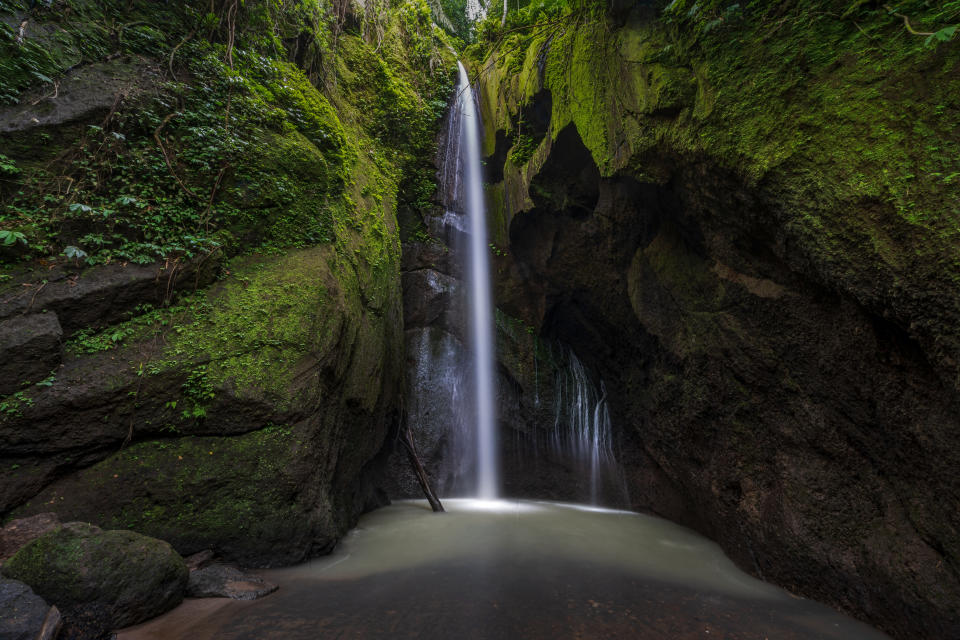 So sieht der Pengempu-Wasserfall auf vielen Instagram-Fotos aus, die Realität ist aber wesentlich ekliger. (Bild: Getty Images)