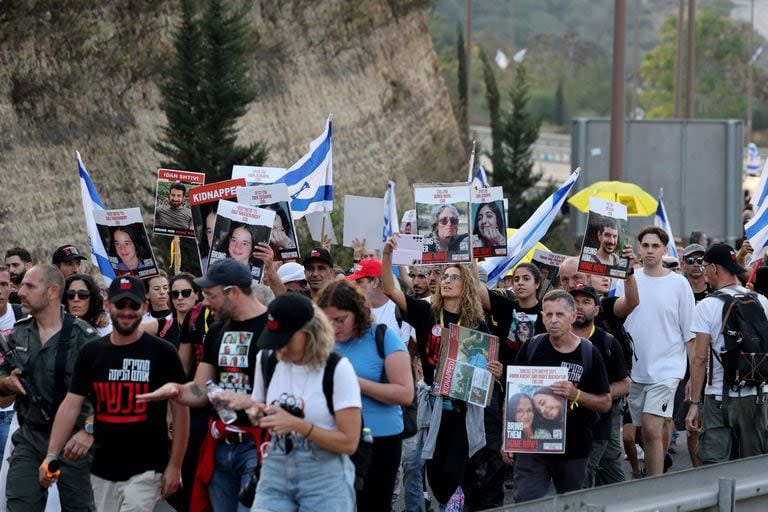Marcha de familiares de los rehenes desde Tel Aviv a Jerusalén (Photo by AHMAD GHARABLI / AFP)