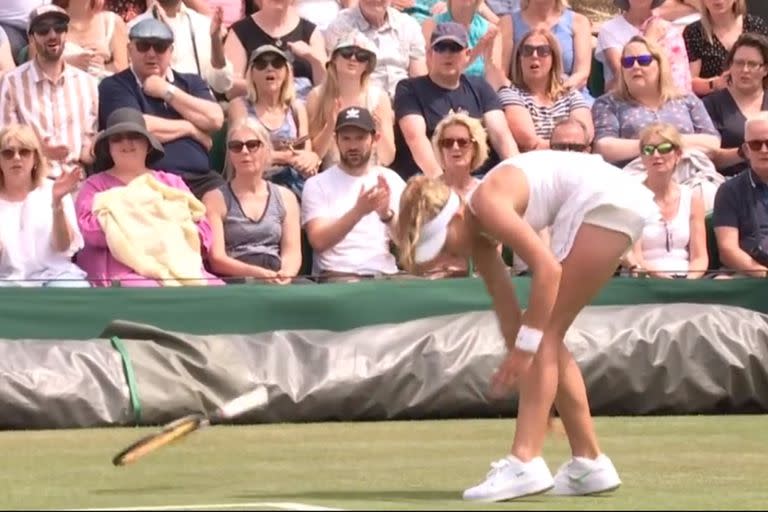 El momento en el que la rusa Mirra Andreeva se trastabilla, suelta la raqueta y la misma impacta en el césped, provocando una polémica penalización por parte de la umpire